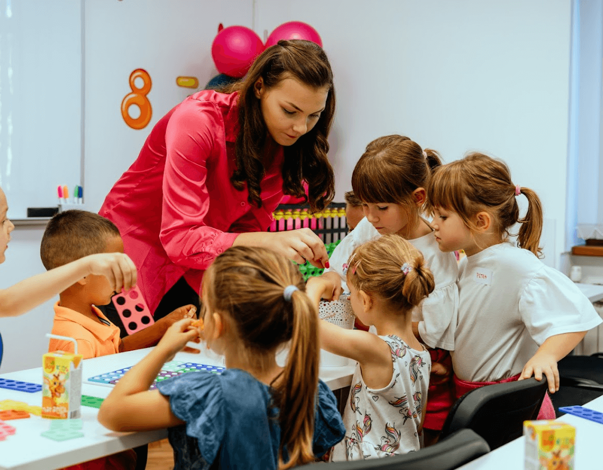 Učiteljica educira skupinu djece.